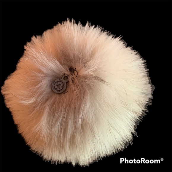 Recycled fur PomPom from Harricana - Picture 2 of 3